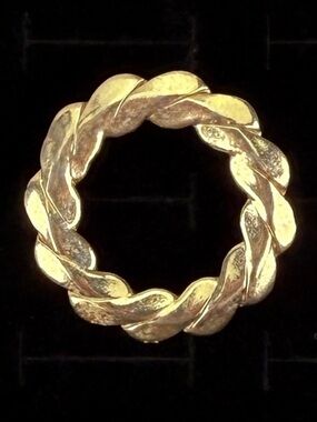 Vintage Sarah Coventry Gold Tone Wreath Laurel Leaf Circle Brooch Pin